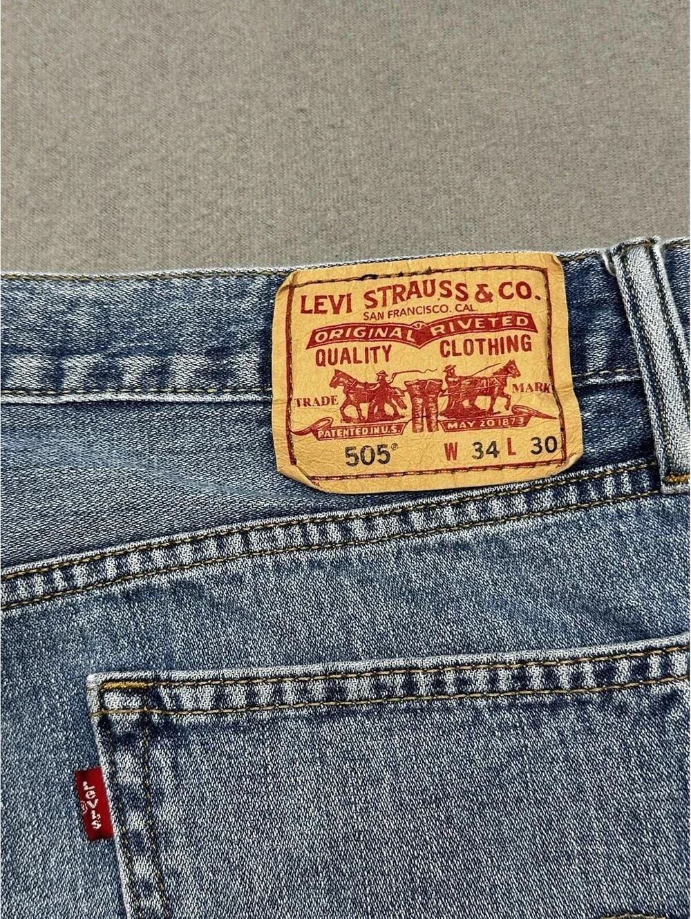 Levi’s 505 Straight Fit Cut Off Denim Shorts Men’s 32 Blue Distressed Frayed Hem